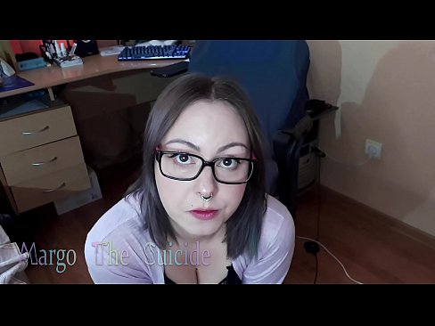 ❤️ 眼鏡をかけたセクシーな少女がカメラに向かってディルドを深くしゃぶる ❤ ポルノfb ❌️